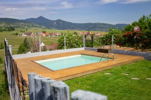 Nespecifikovaný výhled na hory nebo výhled na hory při pohledu z prázdninového domu