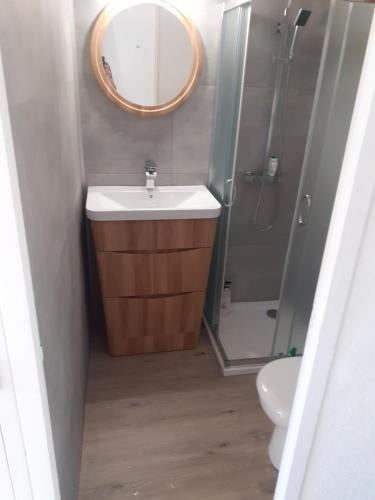 une salle de bain avec un lavabo et une douche avec un miroir dans l'établissement Mazet 55 Gorges du Verdon, à Saint-Martin-de-Brômes