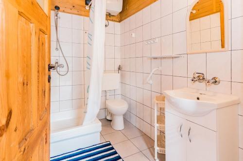 a bathroom with a sink and a toilet and a tub at OW POLAM in Stegna