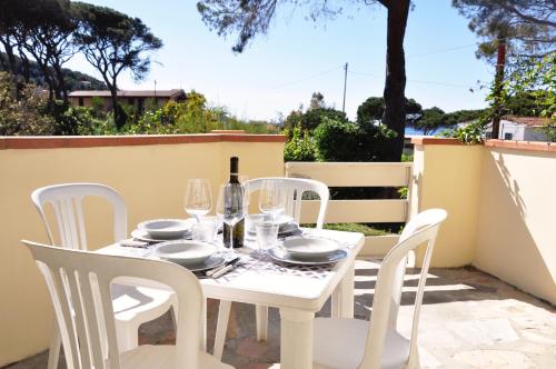 A balcony or terrace at Beach apartments Isola d'Elba