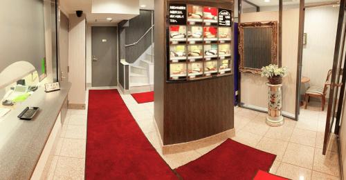 un pavimento rosso in un negozio con tappeto rosso di Hotel NewMie (Adult Only) a Tokyo