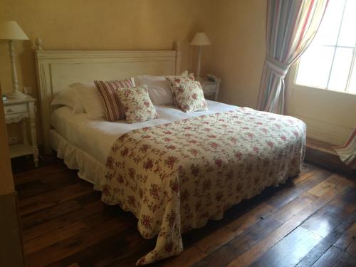 a bedroom with a bed with a white bedspread at Le Pont de L'Ouysse in Lacave