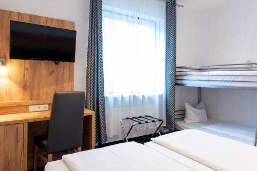 Ένα ή περισσότερα κρεβάτια σε δωμάτιο στο Hotel Fischertor