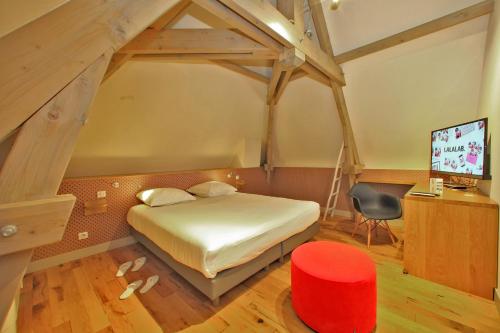 Una cama o camas en una habitación de Les Hauts de l'Ouysse