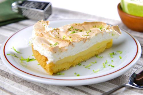a piece of lime cheesecake on a plate at Curi Palace Hotel in Pelotas
