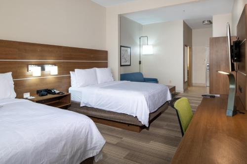 Кровать или кровати в номере Holiday Inn Express Hotel & Suites Dallas South - DeSoto, an IHG Hotel