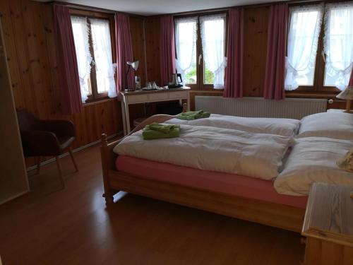 Postel nebo postele na pokoji v ubytování Pizzeria-Pension Gambrinus