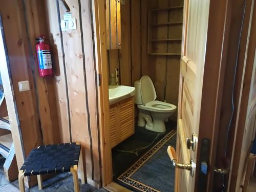 Kylpyhuone majoituspaikassa Logwood Chalet