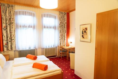 a hotel room with two beds and a desk at Pension Waldfriede in Bad Tatzmannsdorf