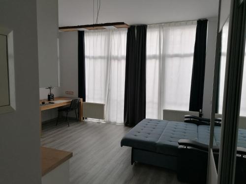 Ένα ή περισσότερα κρεβάτια σε δωμάτιο στο Palm apartment studio Riga