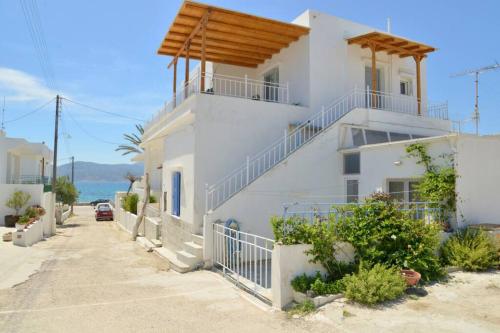 ein weißes Gebäude mit einer Treppe und einem Balkon in der Unterkunft Esperos Seaside Suite in Adamas, Milos in Adamas