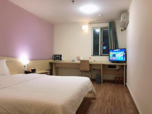 Säng eller sängar i ett rum på 7Days Inn Foshan Nanhai Haisan West Road Qiangui Square