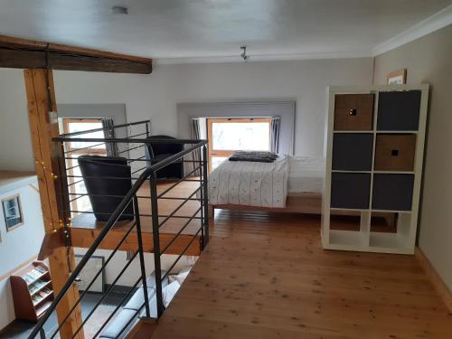 een kamer met een bed en een trap erin bij L'Ecole in Dinant