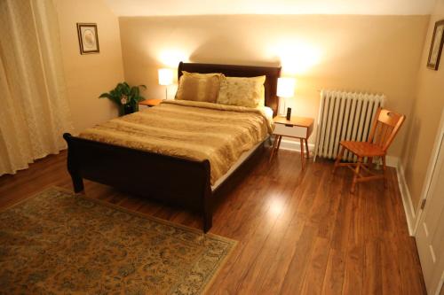 1 dormitorio con 1 cama, 1 mesa y 1 silla en Charming 2BD near UC, Hospitals,ZOO, en Cincinnati