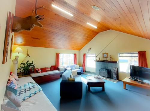 Зона вітальні в Tongariro River Retreat