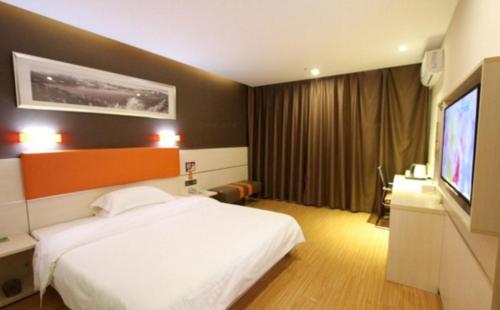 Katil atau katil-katil dalam bilik di 7Days Premium Yunfu Xinxing Bus Station