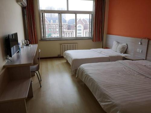 Ένα ή περισσότερα κρεβάτια σε δωμάτιο στο 7Days Inn Yantai Development Zone Beach