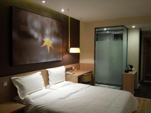 Un pat sau paturi într-o cameră la 7Days Inn Zhangjiakou Chongli Yuxing Road