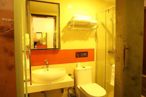 Koupelna v ubytování 7Days Premium Chengdu Dufu Thatched Cottage