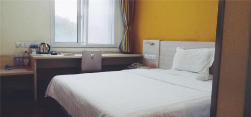 Ένα ή περισσότερα κρεβάτια σε δωμάτιο στο 7Days Inn Tangshan Silicon Valley Digital City