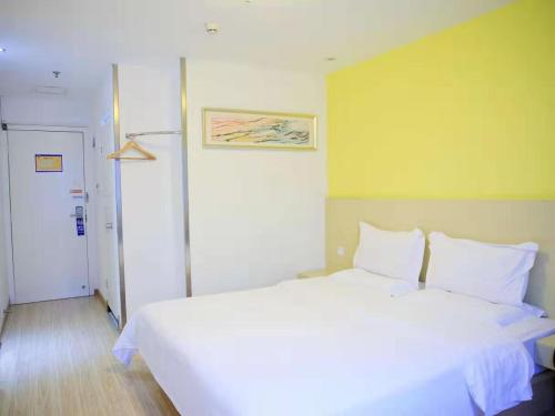 Кровать или кровати в номере 7Days Inn Shenzhen Shenzhen University Xuefu Road