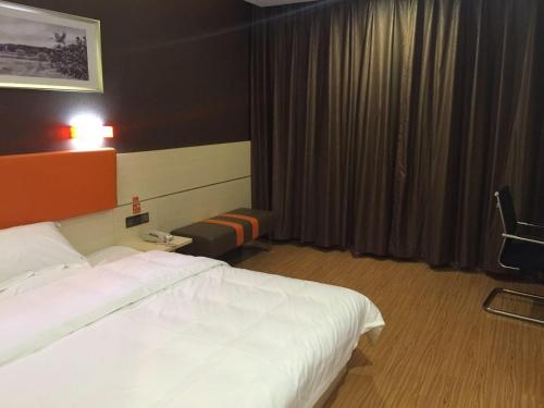 a hotel room with a large bed and a window at 7Days Premium Yunfu Xinxing Bus Station in Yunfu