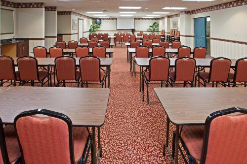 a room with tables and chairs in a classroom at Country Inn & Suites by Radisson, Elkhart North, IN in Elkhart
