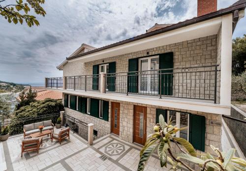 Elle offre une vue sur l'extérieur d'une maison dotée d'un balcon. dans l'établissement Villa AMore Brela, à Brela