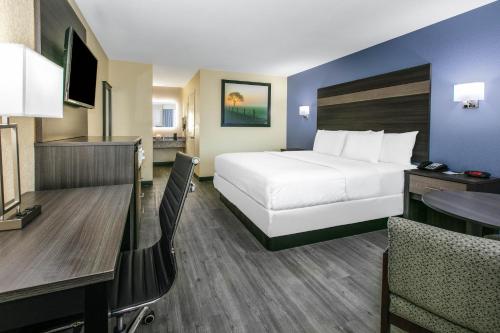 Postel nebo postele na pokoji v ubytování Days Inn by Wyndham Waco Near Downtown University