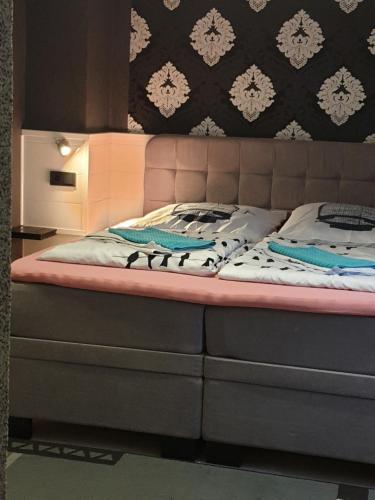 un letto in una camera con struttura rosa di Waldhotel Lemberg a Hagen