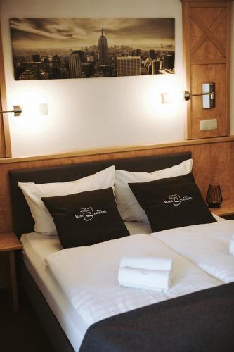 Postel nebo postele na pokoji v ubytování Hotel Zur Burg Sternberg