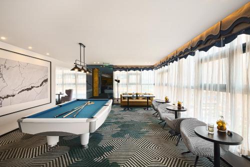 a pool table in a living room with a pool table at 成都V hotel精品酒店 in Chengdu