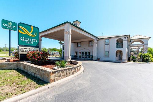 a view of a quality inn with a sign at Quality Inn Three Rivers in Three Rivers