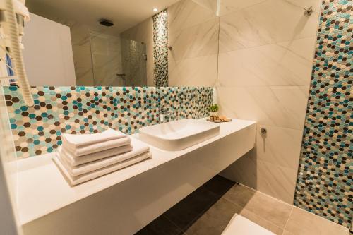 a bathroom with a sink and a shower at Hotel Aventus in Baile Felix