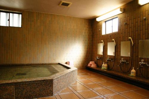 a large bathroom with a large tub with sinks and mirrors at 高野山 宿坊 恵光院 -Koyasan Syukubo Ekoin Temple- in Koyasan