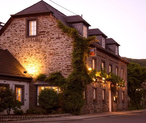 a building with ivy growing on the side of it at Landhaus Halferschenke in Dieblich