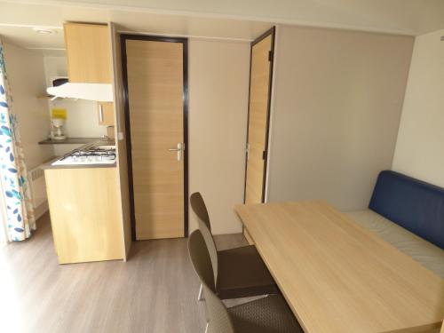 Dapur atau dapur kecil di CAMPING LES OURMES