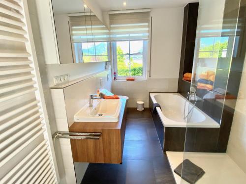 ein Badezimmer mit einem Waschbecken und einer Badewanne in der Unterkunft Ferienwohnung Winklmoos in Schönau am Königssee