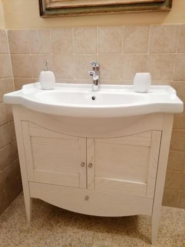 a white sink in a bathroom with a mirror at Casolare Al Dopolavoro in Lucca