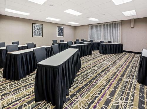 Бизнес-центр и/или конференц-зал в La Quinta by Wyndham Tacoma - Seattle