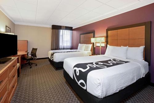 Кровать или кровати в номере La Quinta by Wyndham Tacoma - Seattle