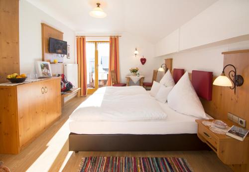 a bedroom with a large white bed in a room at Haus Christl Reit im Winkl, Kostenloser Parkplatz, Spülmaschine, 5 Minuten zum Ortszentrum, ruhige Lage, Wlan in Reit im Winkl