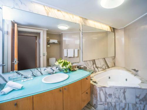 Kamar mandi di Pullman Quay Grand Sydney Harbour