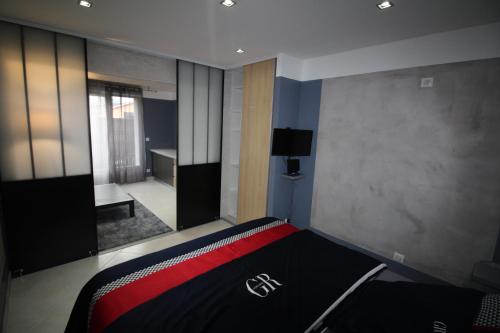 Schlafzimmer mit einem Bett und Blick auf ein Zimmer in der Unterkunft Bel appartement 53 m2 in Ruy