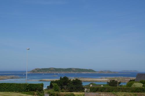 a view of the water from the top of a hill at Bellevues-Sur-Mer, à 100 m de la plage in Trévou-Tréguignec