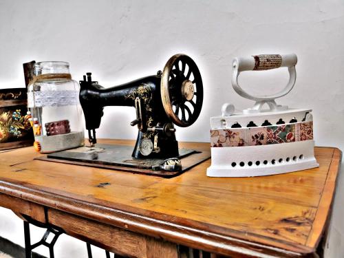 an old sewing machine sitting on a wooden table at Bakonyi Kis-Lak in Bakonykoppány