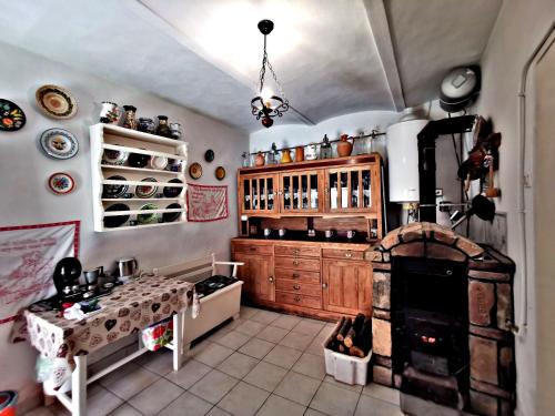 una cocina con mesa y chimenea. en Bakonyi Kis-Lak, en Bakonykoppány