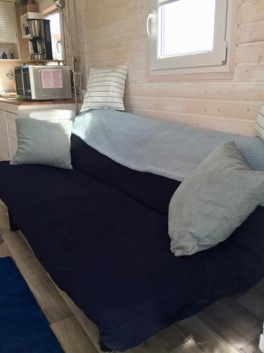 a couple of beds in a tiny house at Tinyhouse Bamberg in Pettstadt