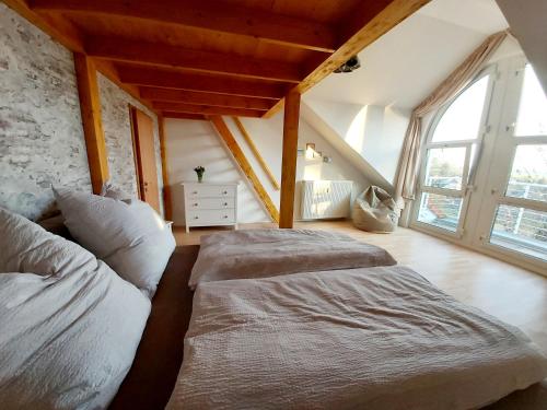 1 Schlafzimmer mit 2 Betten im Dachgeschoss in der Unterkunft Tova Cologne in Großkönigsdorf