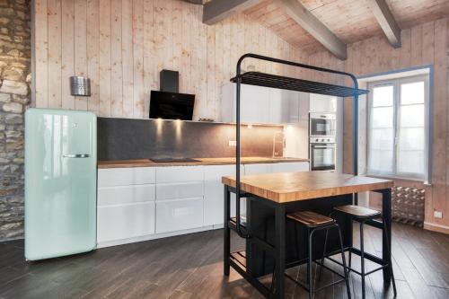 Il comprend une cuisine équipée d'un réfrigérateur et d'une table. dans l'établissement Maison Valériane, à La Flotte